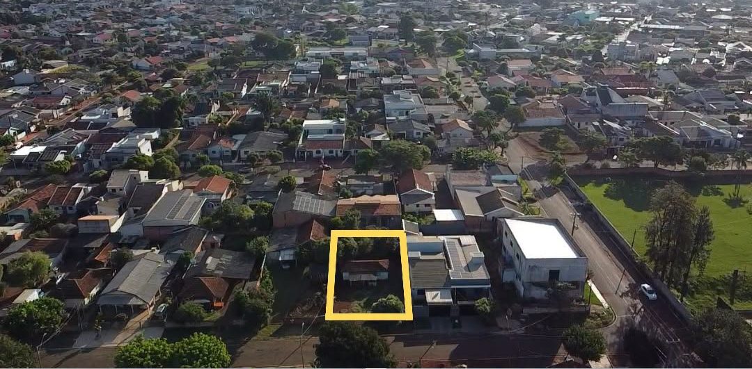 Terreno de 480 m² com casa de madeira no Centro