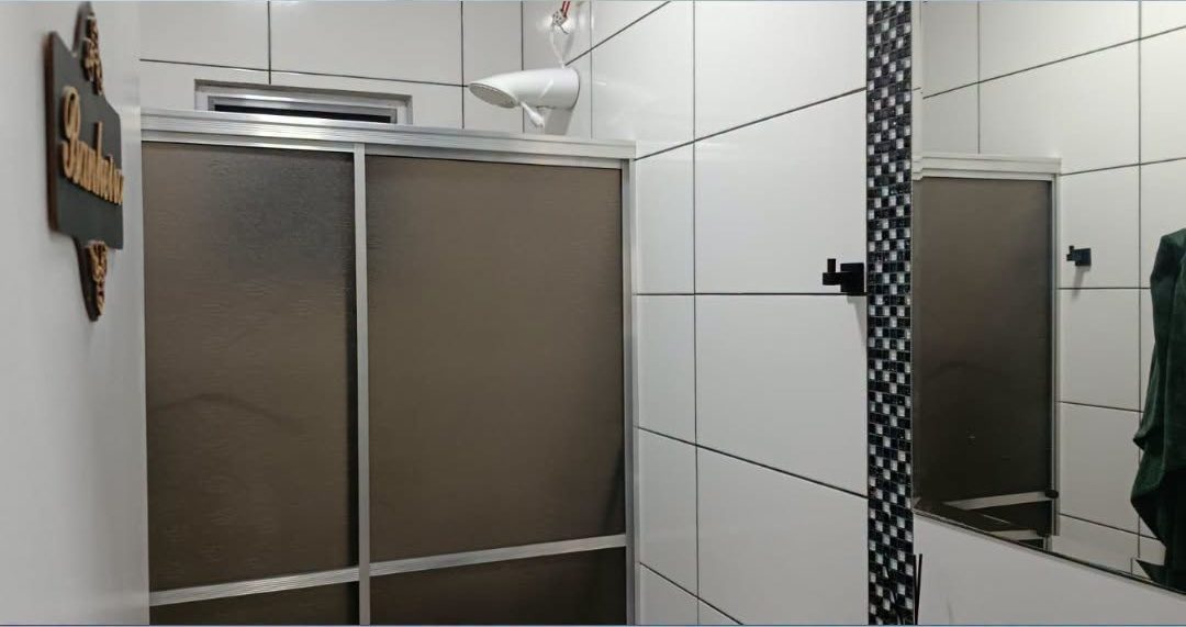 Casa com edícula, piscina e placas solares no Jardim América