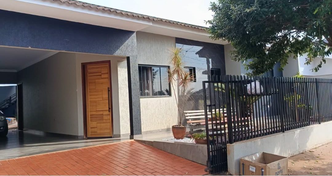 Casa com sobrado, piscina e placas solares no Jardim Tropical