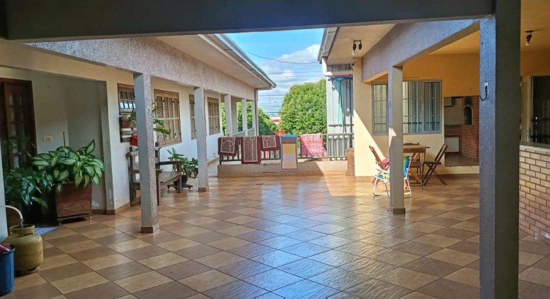 Prédio comercial com apartamento no Centro
