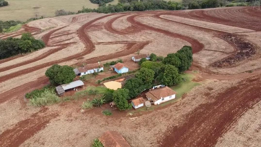 Chácara de 10 alqueires com moradias, perto do asfalto